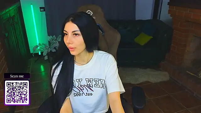 Emmi Swon online show from September 2025 08:57:02 PM