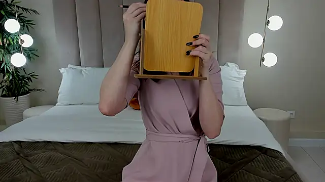 Snapshot of KiraHolli chatting on October 2025 03:23:02 AM KiraHolli online show from October 2025 03:23:02 AM