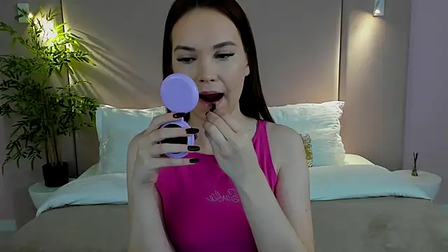 Snapshot of KiraHolli chatting on October 2025 03:04:02 AM KiraHolli online show from October 2025 03:04:02 AM