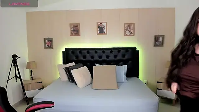 LolaVillalobos online show from July 2026 12:30:02 PM