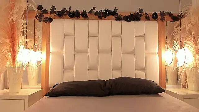 Daphne And Roger online show from November 2025 01:02:01 PM