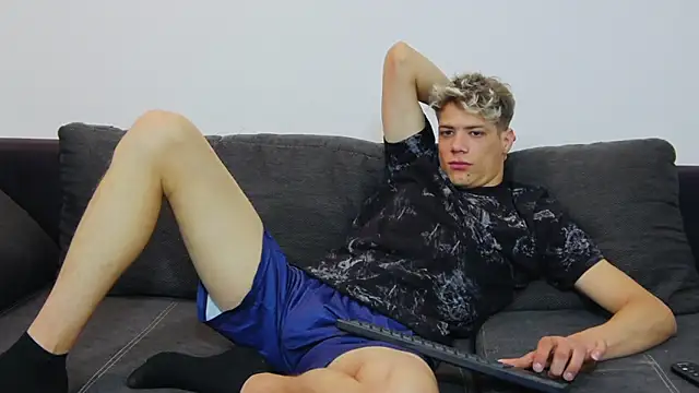 Snapshot of OttisBrawn chatting on October 2025 10:14:02 PM OttisBrawn online show from October 2025 10:14:02 PM