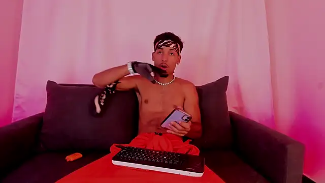 Thiagoferreti online show from November 2025 07:37:01 PM