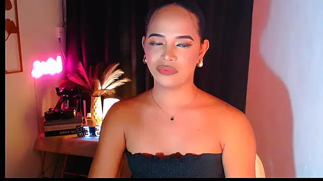 Lorainnelustts online show from November 2025 01:13:01 PM