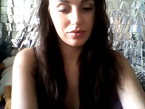 Snapshot of Qinini chatting on September 2025 07:19:01 AM Qinini online show from September 2025 07:19:01 AM
