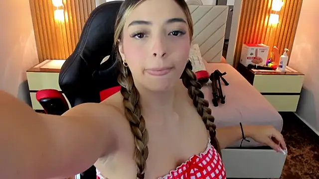 Snapshot of KYLIE_JONES6 chatting on September 2025 02:55:01 AM KYLIE JONES6 online show from September 2025 02:55:01 AM