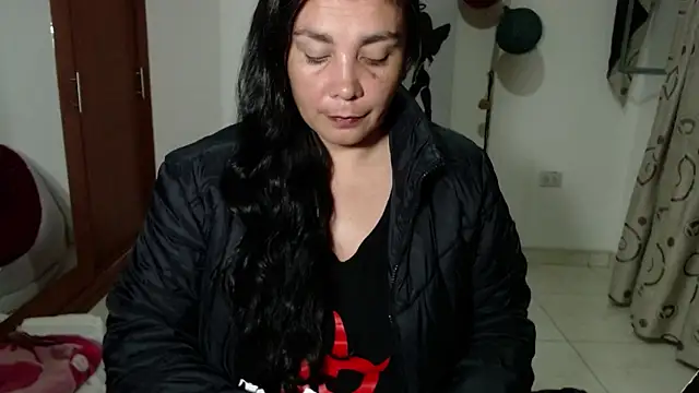 Snapshot of Vivian_milf_paint chatting on October 2025 03:14:02 AM Vivian milf paint online show from October 2025 03:14:02 AM