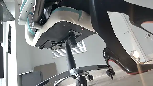 Snapshot of foxyroxymilf chatting on September 2025 11:02:01 AM foxyroxymilf online show from September 2025 11:02:01 AM