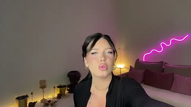 Snapshot of mistress_of_hearts chatting on May 2026 08:29:01 PM mistress of hearts online show from May 2026 08:29:01 PM