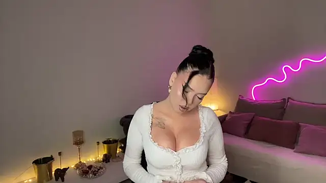 Snapshot of mistress_of_hearts chatting on May 2026 08:14:01 PM mistress of hearts online show from May 2026 08:14:01 PM