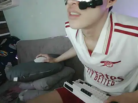 boyhigh1997 online show from October 2025 04:51:02 PM