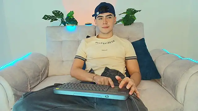 CamiiGuzmanX online show from September 2025 09:47:02 PM