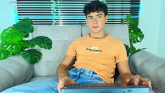 CamiiGuzmanX online show from April 2026 09:37:02 PM