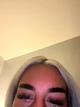 Snapshot of EllieMaeBaby chatting on September 2025 12:00:02 AM EllieMaeBaby online show from September 2025 12:00:02 AM