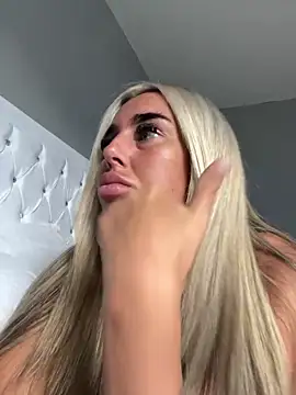 Snapshot of EllieMaeBaby chatting on September 2025 01:55:02 PM EllieMaeBaby online show from September 2025 01:55:02 PM