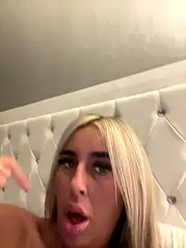 Snapshot of EllieMaeBaby chatting on September 2025 09:14:02 PM EllieMaeBaby online show from September 2025 09:14:02 PM