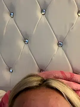 Snapshot of EllieMaeBaby chatting on October 2025 02:58:02 PM EllieMaeBaby online show from October 2025 02:58:02 PM