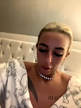 Snapshot of EllieMaeBaby chatting on November 2025 08:31:01 PM EllieMaeBaby online show from November 2025 08:31:01 PM