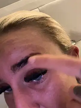 Snapshot of EllieMaeBaby chatting on November 2025 09:46:02 PM EllieMaeBaby online show from November 2025 09:46:02 PM