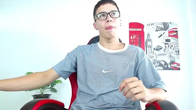 Snapshot of Cumandres18 chatting on September 2025 01:48:02 PM Cumandres18 online show from September 2025 01:48:02 PM