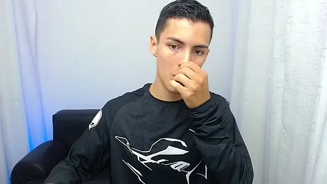 Snapshot of Matiius18 chatting on November 2025 02:02:01 PM Matiius18 online show from November 2025 02:02:01 PM