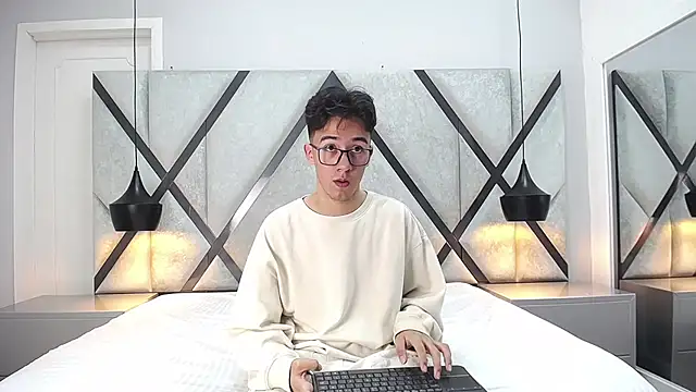 Snapshot of AustinReeds chatting on September 2025 12:18:01 PM AustinReeds online show from September 2025 12:18:01 PM