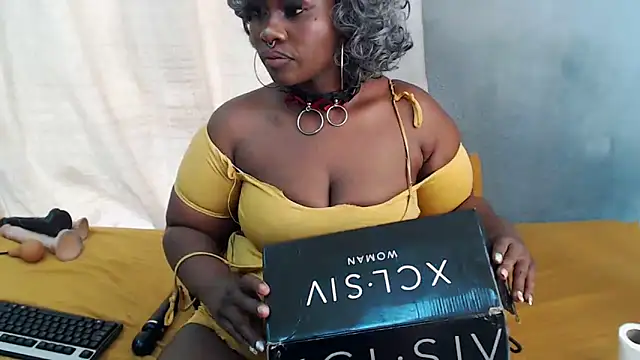 Snapshot of curvydarckcohocolate chatting on May 2026 12:10:01 PM curvydarckcohocolate online show from May 2026 12:10:01 PM
