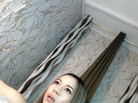 Honey Swellens online show from September 2025 05:48:01 PM