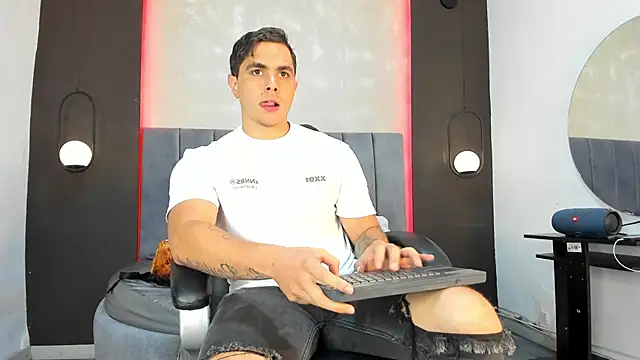 Liam walk  online show from October 2025 07:25:02 PM