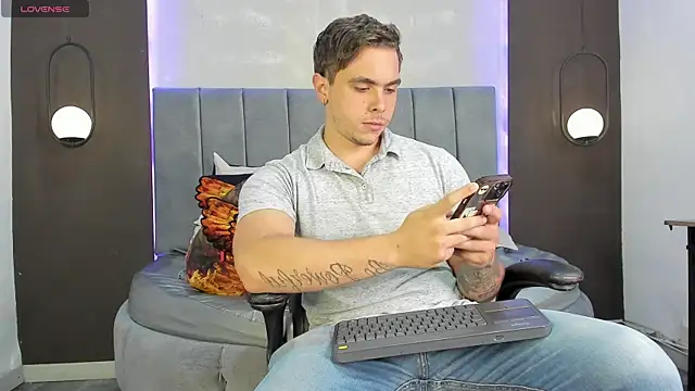 Liam walk  online show from October 2025 08:53:02 PM