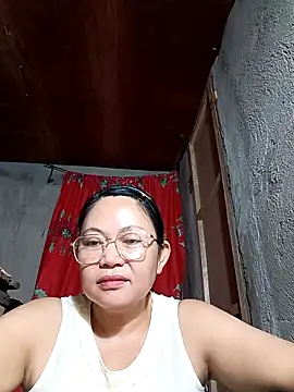 Snapshot of Everleigh_mom chatting on October 2025 08:08:02 PM Everleigh mom online show from October 2025 08:08:02 PM