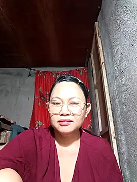 Snapshot of Everleigh_mom chatting on October 2025 08:14:02 PM Everleigh mom online show from October 2025 08:14:02 PM