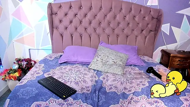 CloeyGraweing online show from October 2025 07:03:02 PM