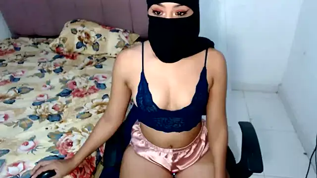 Snapshot of Layla_Noor chatting on July 2026 05:35:02 AM Layla Noor online show from July 2026 05:35:02 AM