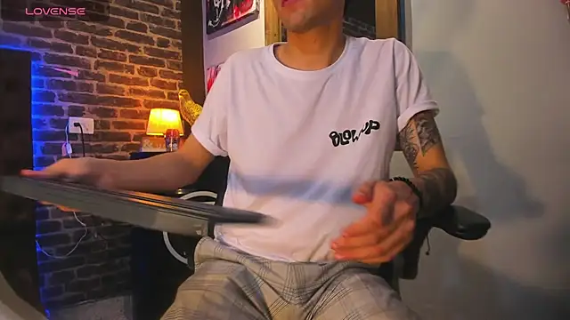 Matteo12  online show from October 2025 02:42:02 AM