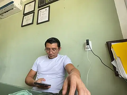 Snapshot of AlejXndroKD chatting on October 2025 05:14:01 PM AlejXndroKD online show from October 2025 05:14:01 PM