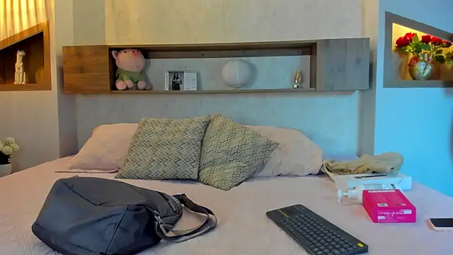 Emilly Beaumont online show from April 2026 11:33:01 AM