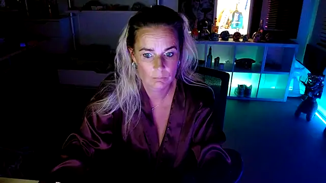 Mrs-Aurora online show from October 2025 09:45:01 PM