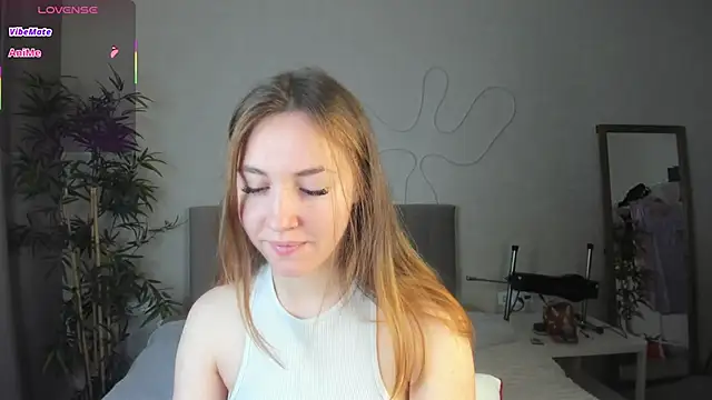 Luna G0ld online show from October 2025 11:04:01 PM