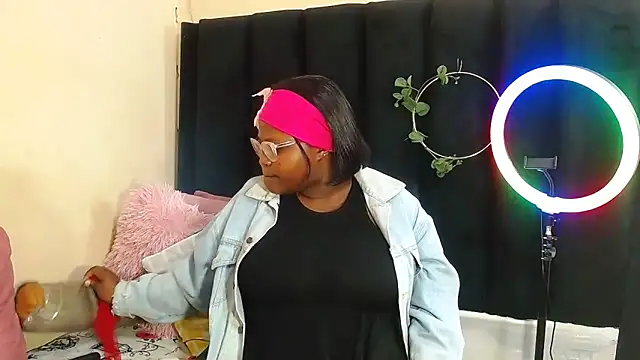 Snapshot of AmazingDarkDoll chatting on October 2025 06:08:02 PM AmazingDarkDoll online show from October 2025 06:08:02 PM