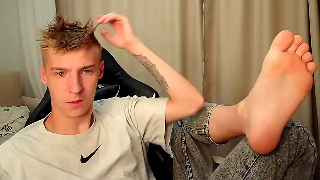 Snapshot of MrSexyCum4U chatting on September 2025 09:20:02 AM MrSexyCum4U online show from September 2025 09:20:02 AM