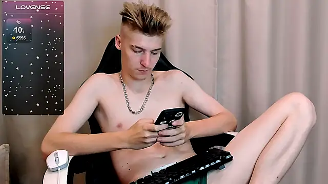 Snapshot of MrSexyCum4U chatting on October 2025 10:18:02 PM MrSexyCum4U online show from October 2025 10:18:02 PM