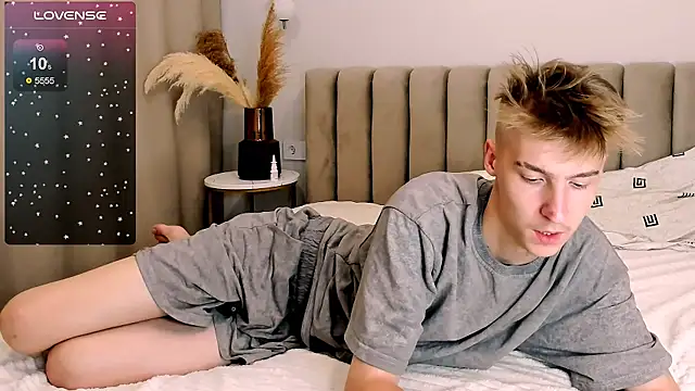 Snapshot of MrSexyCum4U chatting on October 2025 11:04:02 PM MrSexyCum4U online show from October 2025 11:04:02 PM