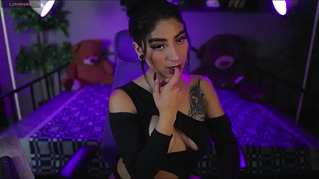 Emma and Issac online show from December 2025 04:53:01 AM