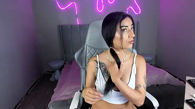 Emma and Issac online show from February 2026 09:13:02 PM