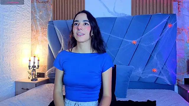 Snapshot of violett__golden chatting on October 2025 09:03:02 PM violett golden online show from October 2025 09:03:02 PM