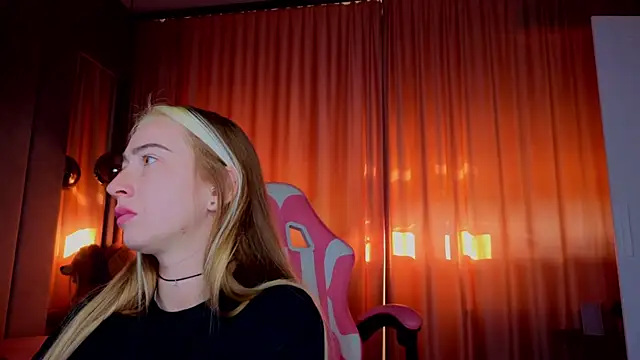 Snapshot of Reina_Cummings chatting on November 2025 06:59:02 AM Reina Cummings online show from November 2025 06:59:02 AM