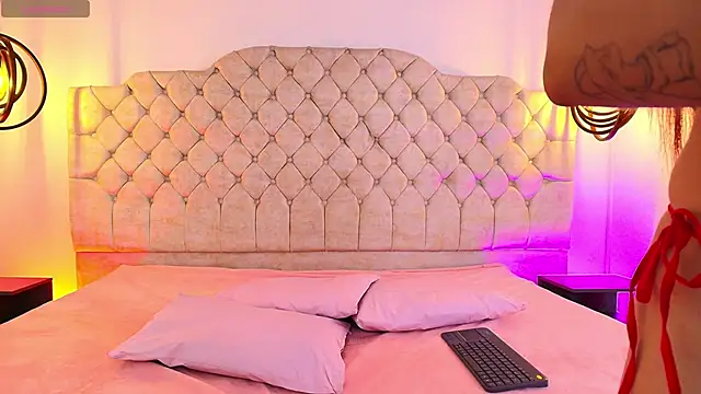 KhloeJohnson online show from September 2025 06:33:02 PM