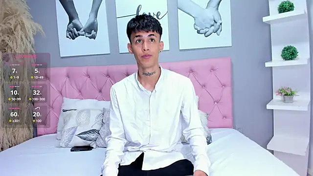 Thiago twink online show from September 2025 01:02:02 PM