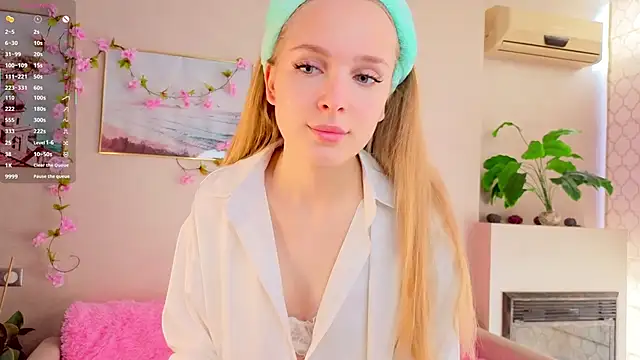 Snapshot of CindyGreen chatting on September 2025 06:40:01 AM CindyGreen online show from September 2025 06:40:01 AM